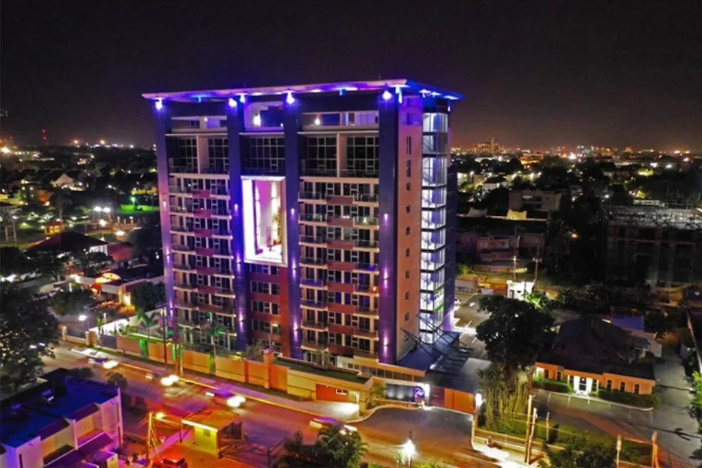 2 Bedroom Kingston Lux Apt With Pool